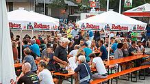 Bei der Jubiläumsparty des Schwarzwald-Bike-Marathons auf dem Robert-Gerwig-Platz herrscht tolle Stimmung. Bilder: Stefan Heimpel
