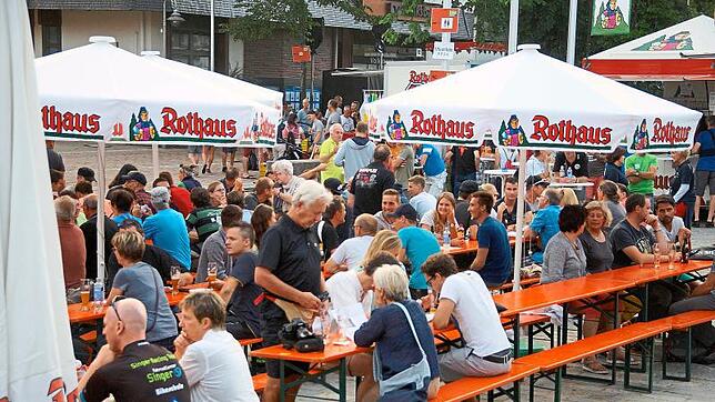 Bei der Jubiläumsparty des Schwarzwald-Bike-Marathons auf dem Robert-Gerwig-Platz herrscht tolle Stimmung. Bilder: Stefan Heimpel