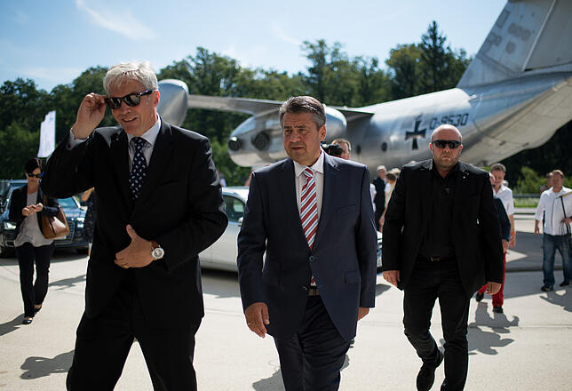 Bundesaußenminister Sigmar Gabriel (SPD) und der Direktor des Dornier Museums David Dornier (l) gehen am 14. August 2017 vor einem ...