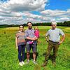 Edith, Fanny und Hubert Bechinger sowie dessen Onkel, Landwirt Johann Restle (rechts), freuen sich, dass die Fotovoltaikanlage nun in ...