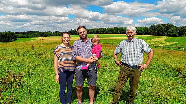 Edith, Fanny und Hubert Bechinger sowie dessen Onkel, Landwirt Johann Restle (rechts), freuen sich, dass die Fotovoltaikanlage nun in ...