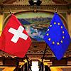 Eine Beziehung mit Hindernissen: Fähnchen der EU und der Schweiz stehen im Schweizer Nationalratssaal. Bild: dpa