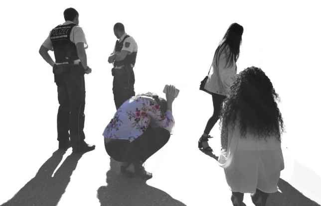 (Archivbild) Am Morgen danach: Eine junge Frau kauert auf der abgesperrten Straße vor dem Club.