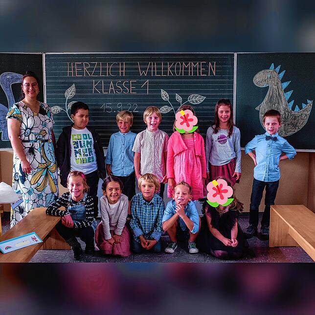 Die Grundschule Reichenau Waldsiedlung freut sich über ihre Erstklässler der Klasse 1, zusammen mit ihrer Klassenlehrerin Silvana Trananh.