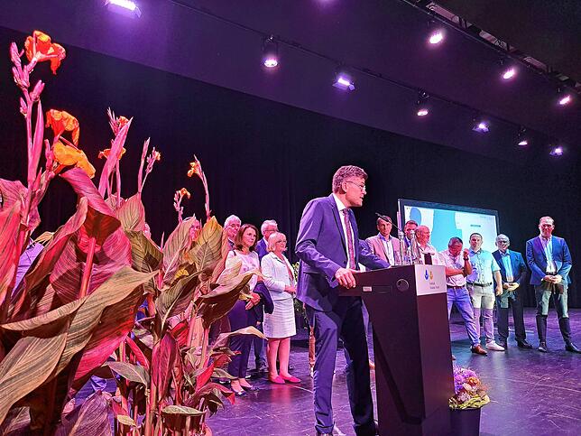 Landrat Martin Kistler am Mikrofon.