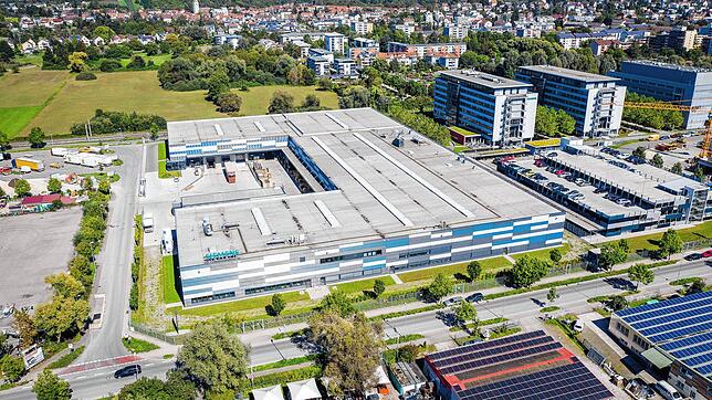 (Archivbild) Eines der wenigen großen Unternehmen, die in Konstanz vertreten sind: Hier fertigt die Firma Körber Supply Chain Logistics ...