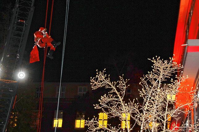 Von zwei Drehleitern der Feuerwehren Singen und Gottmadingen seilten sich die Nikoläuse der Höhenrettungsgruppe zu den Kindern hinab.