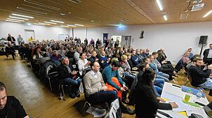 Über 100 Bürger waren zur öffentlichen Gemeinderatssitzung „Information und offener Dialog zum Thema Funkturm“ in den Sitzungssaal des ...