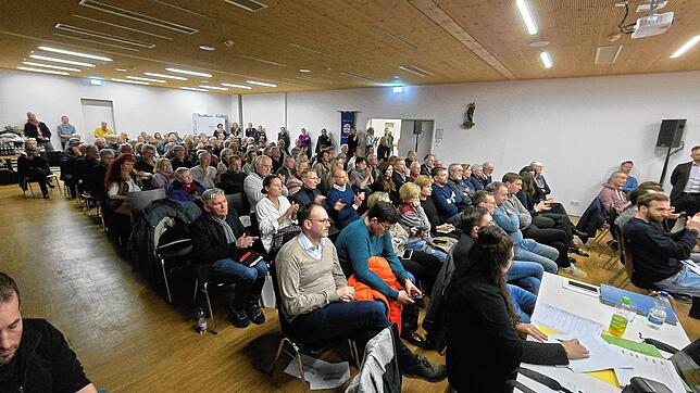 Über 100 Bürger waren zur öffentlichen Gemeinderatssitzung „Information und offener Dialog zum Thema Funkturm“ in den Sitzungssaal des ...