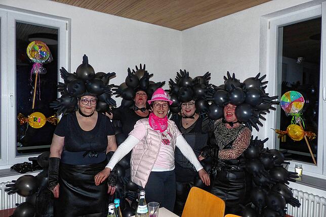 Bild 9: Wiiberfasnet 2025: Die besten Bilder der Hü-Ri-Frauen in Hürrlingen – Ein aufregendes Spektakel!