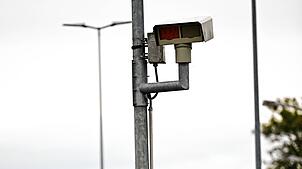Eine Radarfalle steht an der Straße (Symbolbild).