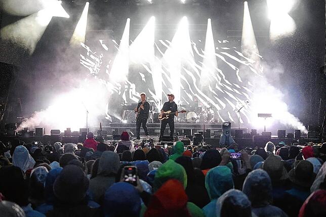 Bild 19: Wincent Weiss singt vor 4500 Besuchern im Regen
