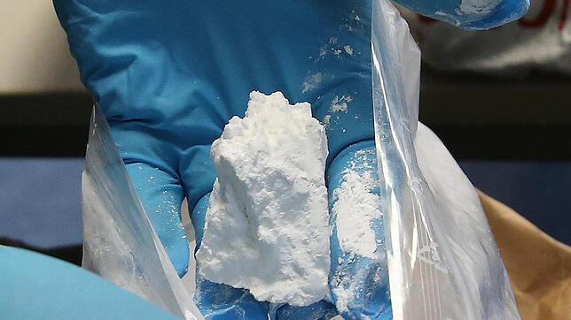 Ein Beamter des Zollfahndungsamtes Hamburg zeigt sichergestelltes Kokain. Bei dem Prozess vor dem Konstanzer Landgericht geht es unter ...