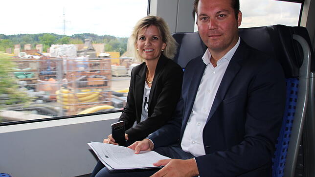 Fast wie die Pendler: Die verkehrspolitische Sprecherin der CDU/CSU-Bundestagsfraktion Daniela Ludwig machte sich auf Einladung des ...