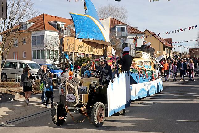 Bild 11: Dorffasnet in Kluftern: Bilder vom Umzug und vom Narrenbaumstellen