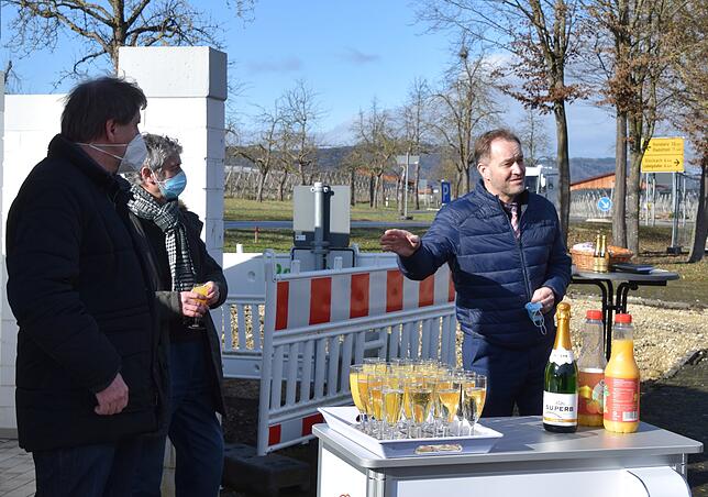 Von links: Thomas Luib (Raiffeisenbank Bad Saulgau eG), Nobert Mütz (NDM Immobilienmanagement) und Bürgermeister Matthias Weckbach.