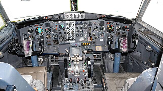 Seit der Ankunft 2017 befindet sich das Landshut-Wrack in einer Halle des Häfler Flughafens. Hier ein Blick ins Cockpit.