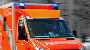 Auf einen Rettungswagen aufgefahren ist eine 43-Jährige am Mittwoch in Mengen im Kreis Sigmaringen. Bei dem wuchtigen Aufprall wurden ...