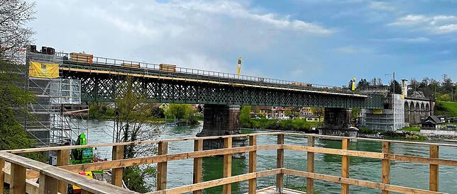 Die Eisenbahnbrücke zwischen Waldshut und Koblenz/CH heute. Diese letzte große Rheinbrücke im Originalzustand wird werktäglich von 1700 ...