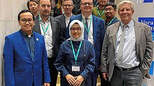 Delegationsleiterin Eka Purnamasari (vorne Mitte), mit Handelsattaché Baya Wicaksono Putro (links) und Bernd Seemann von Aesculap ...
