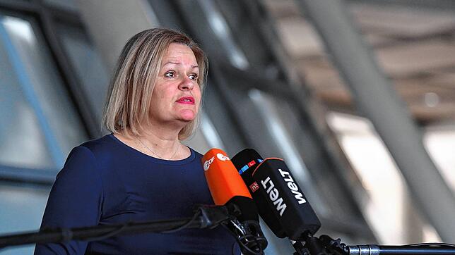 Bundesinnenministerin Nancy Faeser (SPD) hat zur Fußball-Europameisterschaft im Sommer zeitweilige Kontrollen an allen deutschen Grenzen ...