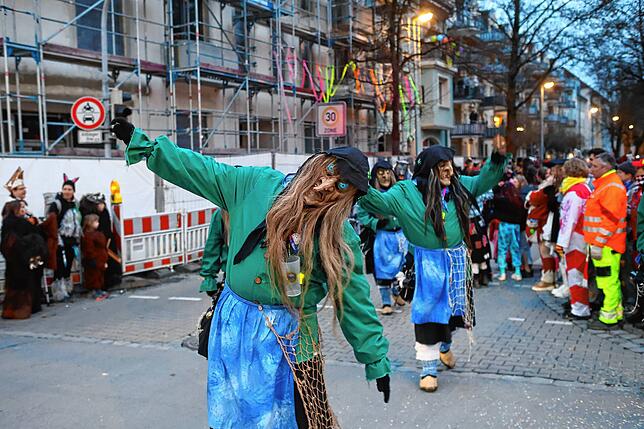 Bild 18: In Petershausen steht der Narrenbaum! Alle Fotos vom Freitagabend
