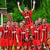 Auf Händen getragen: Die Jungs des FC 08 Bad Säckingen II sind stolz darauf, dass Mira Franzen die erste und bislang einzige Fußballerin ...