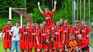 Auf Händen getragen: Die Jungs des FC 08 Bad Säckingen II sind stolz darauf, dass Mira Franzen die erste und bislang einzige Fußballerin ...