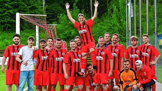 Auf Händen getragen: Die Jungs des FC 08 Bad Säckingen II sind stolz darauf, dass Mira Franzen die erste und bislang einzige Fußballerin ...
