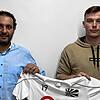 FC 08-Sportvorstand Arash Yahyaijan (links) freut sich über den hoffnungsvollen Neuzugang Konstantin Schiler vom SV Sandhausen.