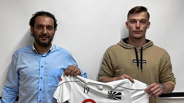 FC 08-Sportvorstand Arash Yahyaijan (links) freut sich über den hoffnungsvollen Neuzugang Konstantin Schiler vom SV Sandhausen.
