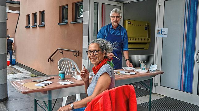 Malfreude: VHS-Mitarbeiterin Fatima Zobeidi-Weber und Bürgermeister Michael Thater bemalen mit viel guter Laune ihre kleine Kachel. Wer ...