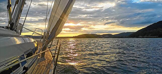Bei einer Segelboots-Tour kann man den Bodensee erkunden und eine grandiose Aussicht genießen.
