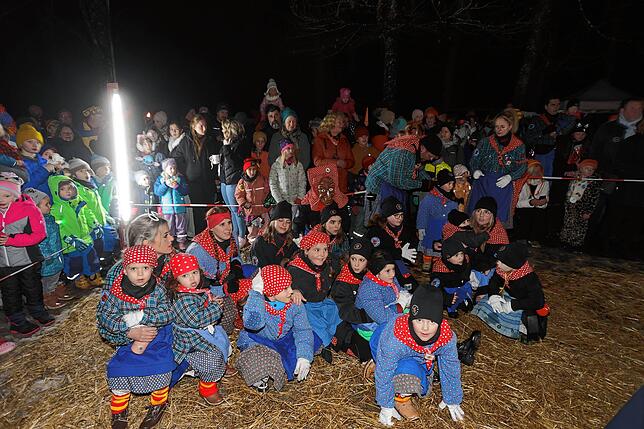 Bild 15: In Konstanz erwacht die Fasnacht 2025: Riedhexen und Schneeschreck tanzen durch den Wald