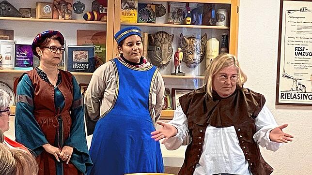 Anja Urch, Eva Ebenslander-Blum und Manuela Staib gehören zum Narrenverein Burg Rosenegg und der geht neue Wege.