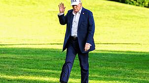 US-Präsident Donald Trump winkt der Presse zu, nachdem er ins Weiße Haus in Washington zurückgekehrt ist. Trump empfängt dort den ...