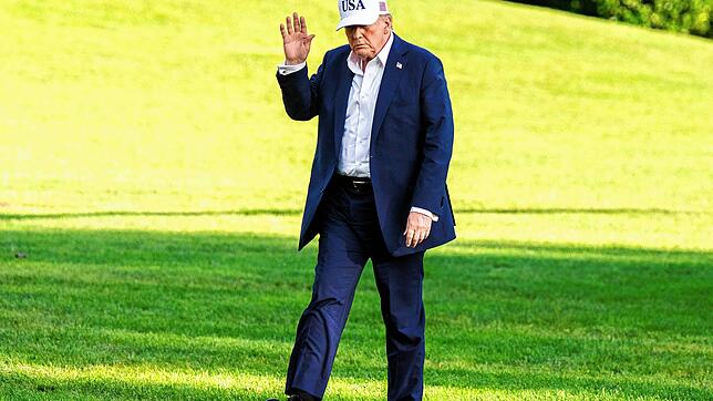 US-Präsident Donald Trump winkt der Presse zu, nachdem er ins Weiße Haus in Washington zurückgekehrt ist. Trump empfängt dort den ...