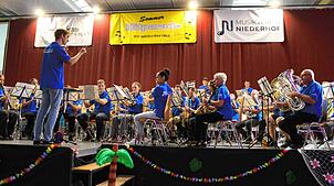 Beim Musikverein Niederhof unter der Leitung von Peter Sperling sind die traditionellen Stücke bei der Sommerhitparade sehr gefragt. ...