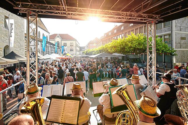 In Radolfzell sind die Abendmärkte am Donnerstag beliebter Treffpunkt nach Feierabend. Wegen der weltweiten Pandemie werden sie nicht ...