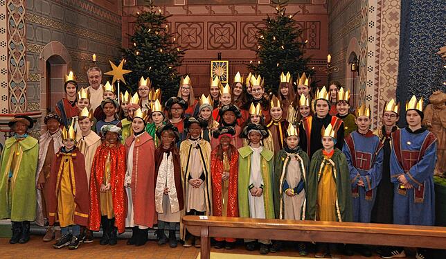 Die Sternsinger der Pfarrgemeinde St. Andreas Oberlauchringen mit Pater Bernhard Fuhrmann nach dem Aussendungsgottesdienst am ...