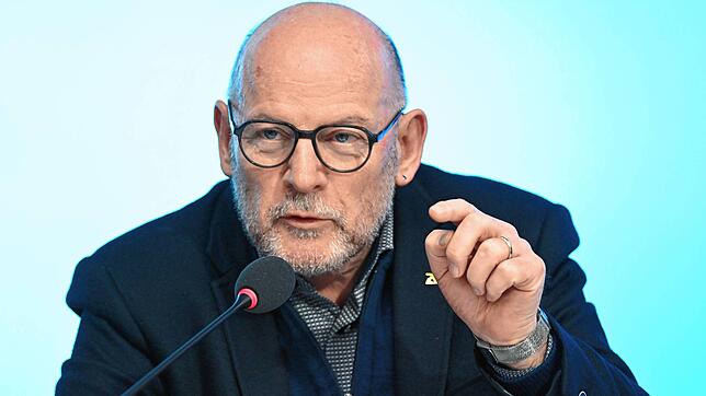 Verkehrsminister Winfried Hermann bleibt dem Neun-Euro-Ticket gegenüber kritisch.