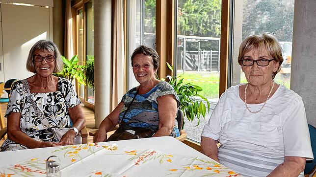 Die Schwestern Christel Plischke (von links) und Helga Rüdiger (beide geborene Fehr) sowie Ilse Zanada sind ehemalige Schülerinnen der ...