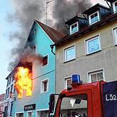 Aus der Wohnung ersten Obergeschoss schlagen die Flammen. Bild: Kirsten Johanson