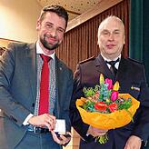 Bürgermeister Stefan Friedrich (links) ehrt Hermann Schrof mit der Goldenen Ehrenmedaille der Gemeinde.