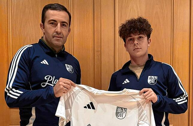 Youngster: Aus dem Nachwuchs des JFV Region Laufenburg kommt Luca Delpho (rechts, mit Sportchef Mehmet Yilmaz) zum SV Blau-Weiß Murg.