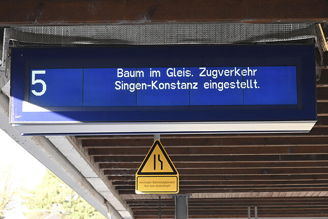 Hinweisschild auf dem Bahngleis in Radolfzell.