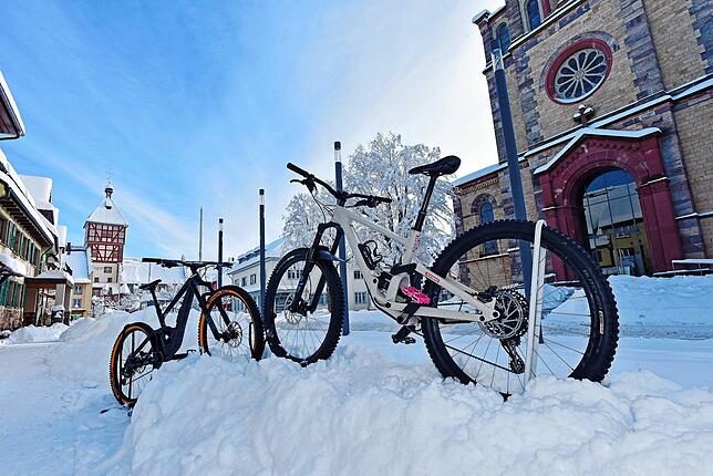 Ebenfalls am Freitag thronen in der Bräunlinger Innenstadt diese Mountainbikes über den gewaltigen Schneemassen.