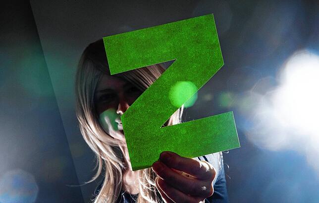Sie ist vernetzt, digital, global: die Jugendlichen der Generation Z wächst im Wohlstand auf.