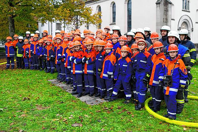Die Übung ist beendet und die Kirche gerettet. Nach dem 45 Minuten dauernden Einsatz stellten sich die 70 Kinder und Jugendlichen mit ...
