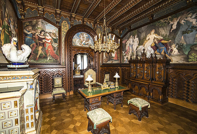 Der Schreibtisch des Märchenkönigs Ludwig II. in Schloss Neuschwanstein. An den Wänden mythische Motive aus den Opern von Richard ...